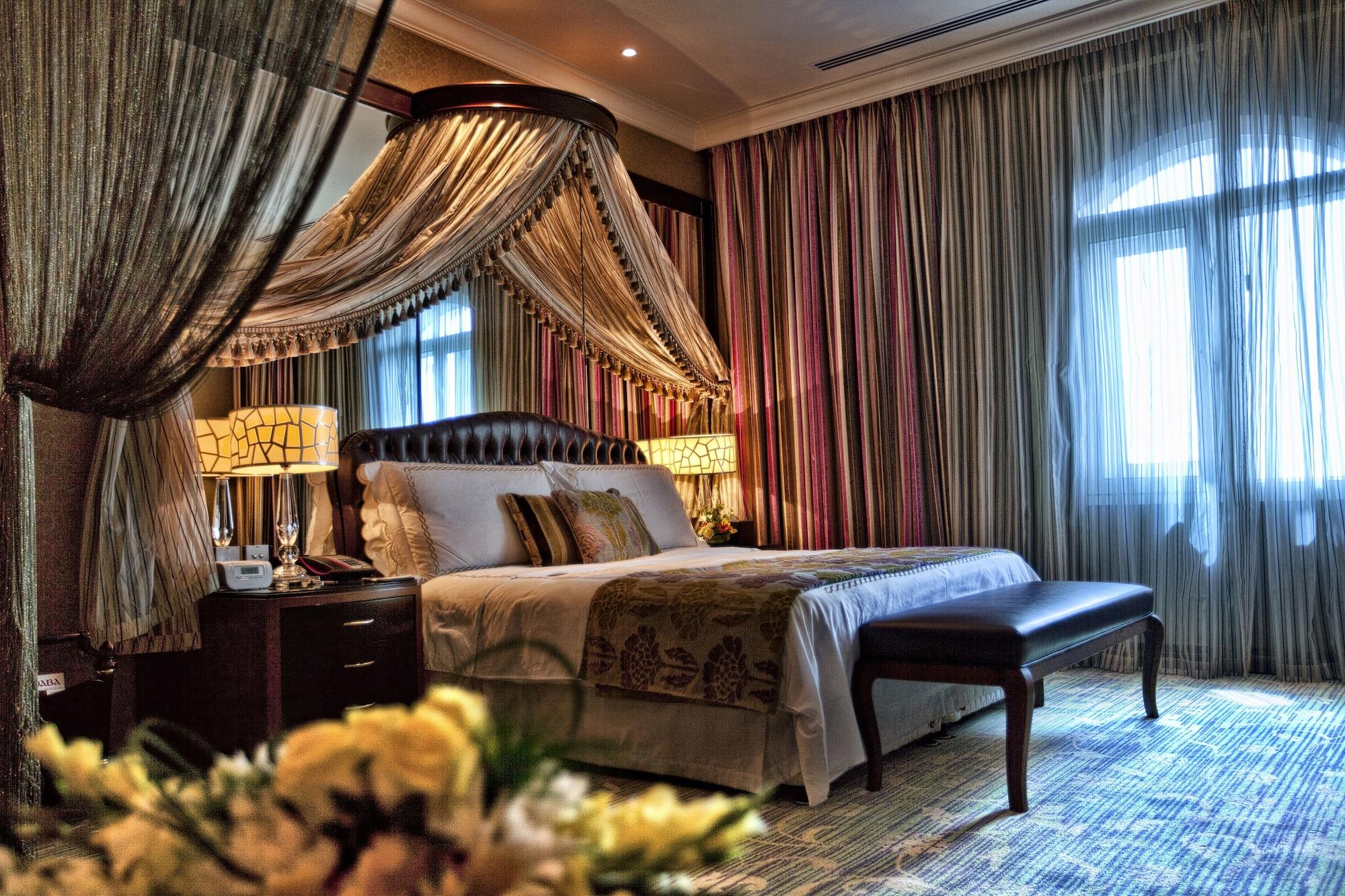 Grand Regency Doha, Trademark Collection By Wyndham Bagian luar foto A bedroom at the hotel