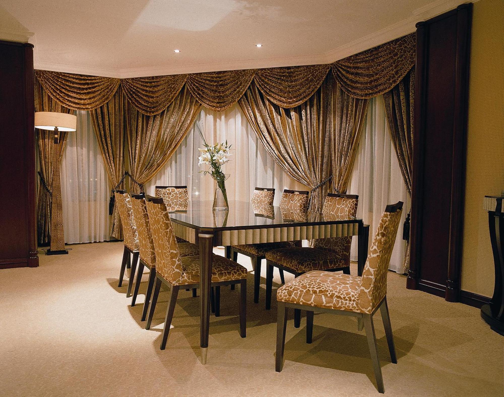 Grand Regency Doha, Trademark Collection By Wyndham Bagian luar foto A dining room