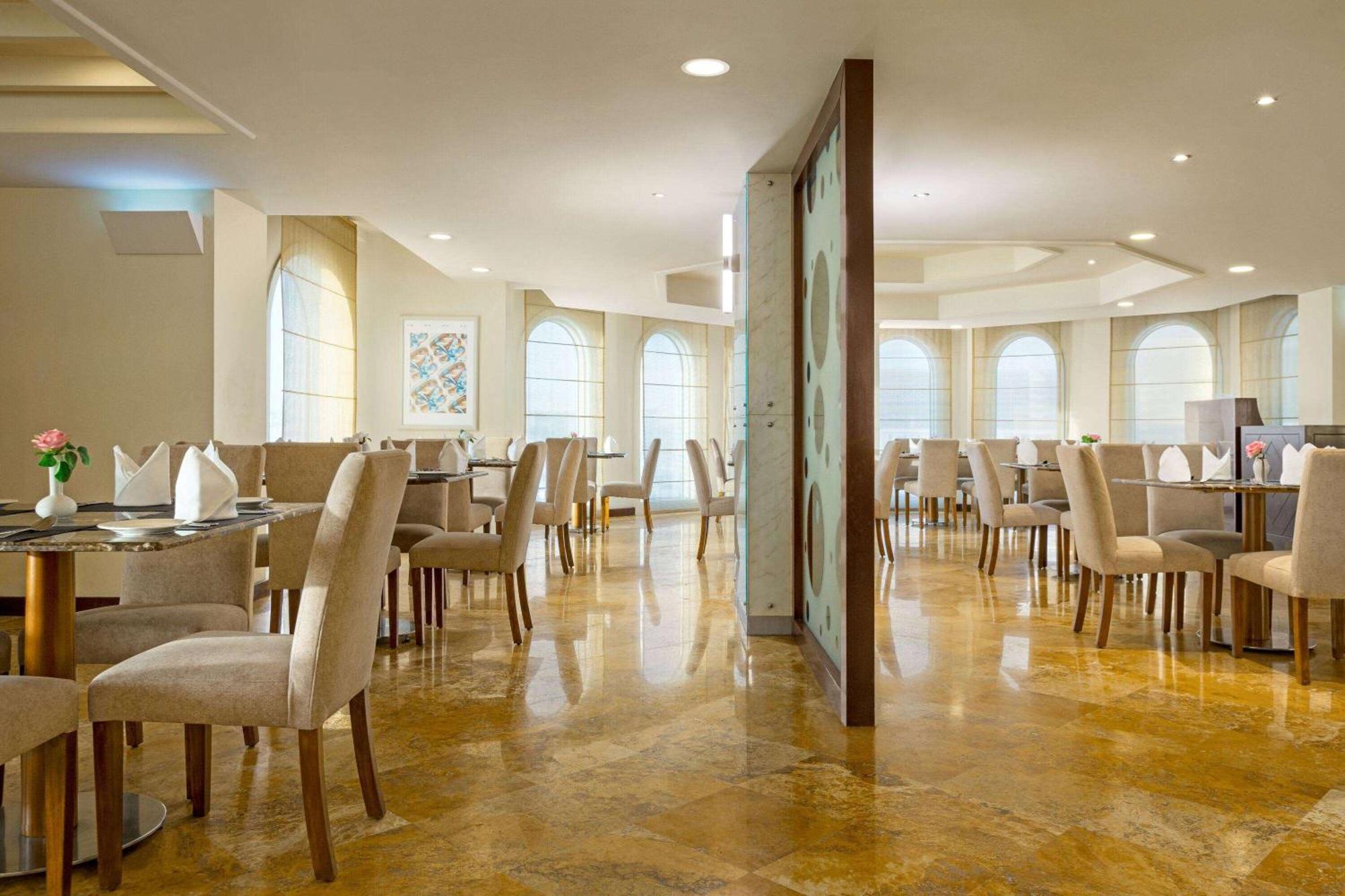 Grand Regency Doha, Trademark Collection By Wyndham Bagian luar foto The restaurant