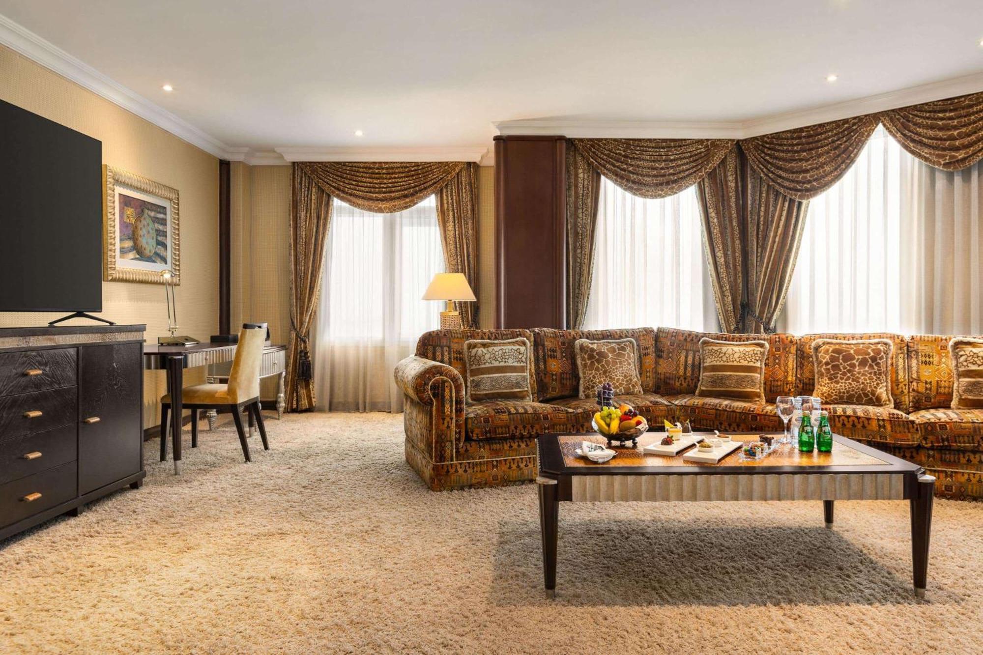 Grand Regency Doha, Trademark Collection By Wyndham Bagian luar foto Suite at the hotel