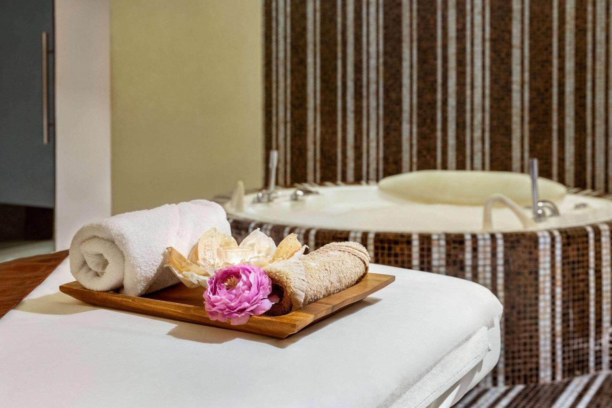 Grand Regency Doha, Trademark Collection By Wyndham Bagian luar foto Spa at the hotel