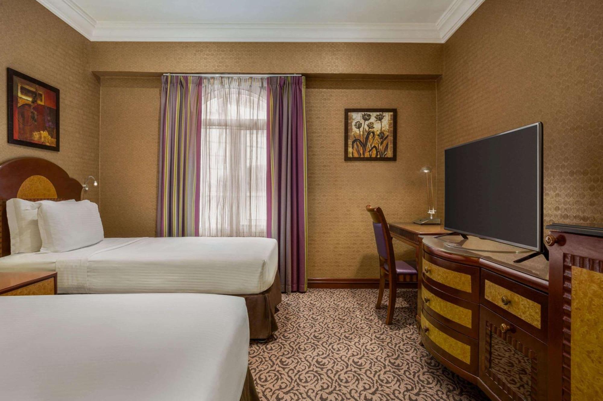 Grand Regency Doha, Trademark Collection By Wyndham Bagian luar foto A room at the Hilton London Paddington