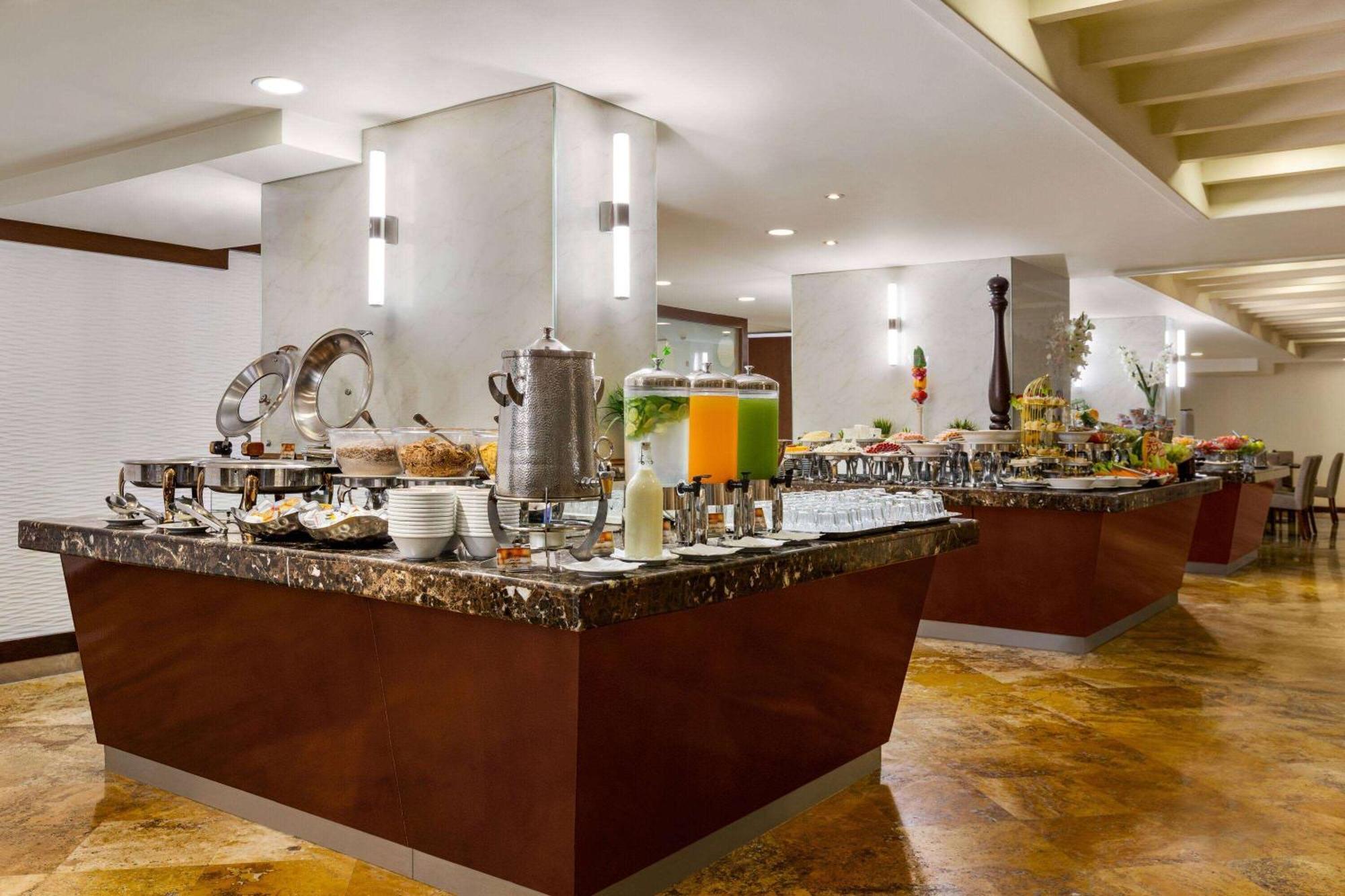 Grand Regency Doha, Trademark Collection By Wyndham Bagian luar foto The buffet at the hotel