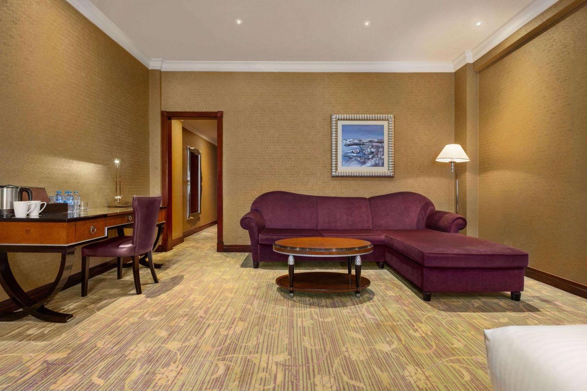 Grand Regency Doha, Trademark Collection By Wyndham Bagian luar foto A suite at the hotel