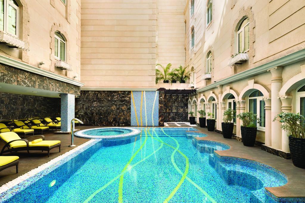 Grand Regency Doha, Trademark Collection By Wyndham Bagian luar foto The swimming pool at the hotel