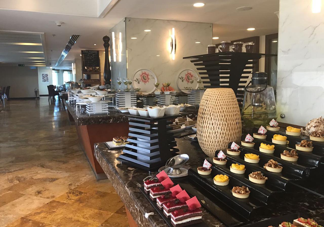 Grand Regency Doha, Trademark Collection By Wyndham Bagian luar foto The buffet at the lobby
