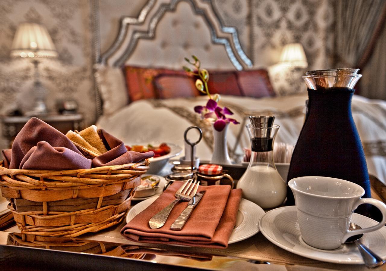 Grand Regency Doha, Trademark Collection By Wyndham Bagian luar foto Room service