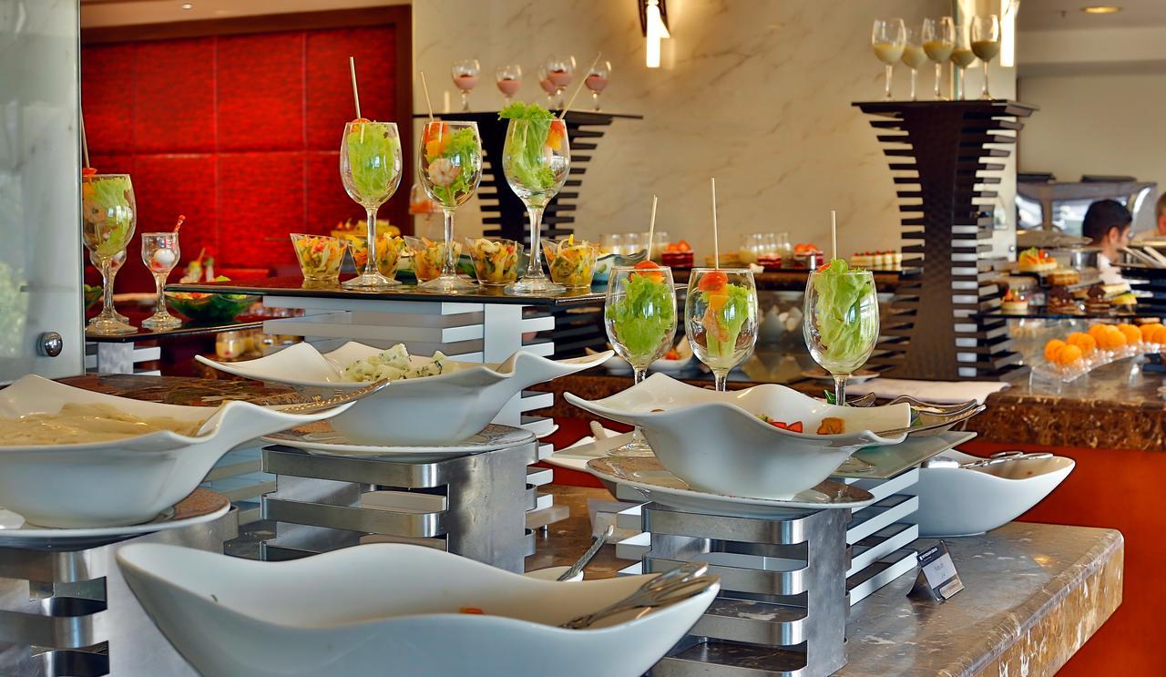 Grand Regency Doha, Trademark Collection By Wyndham Bagian luar foto A buffet at a hotel